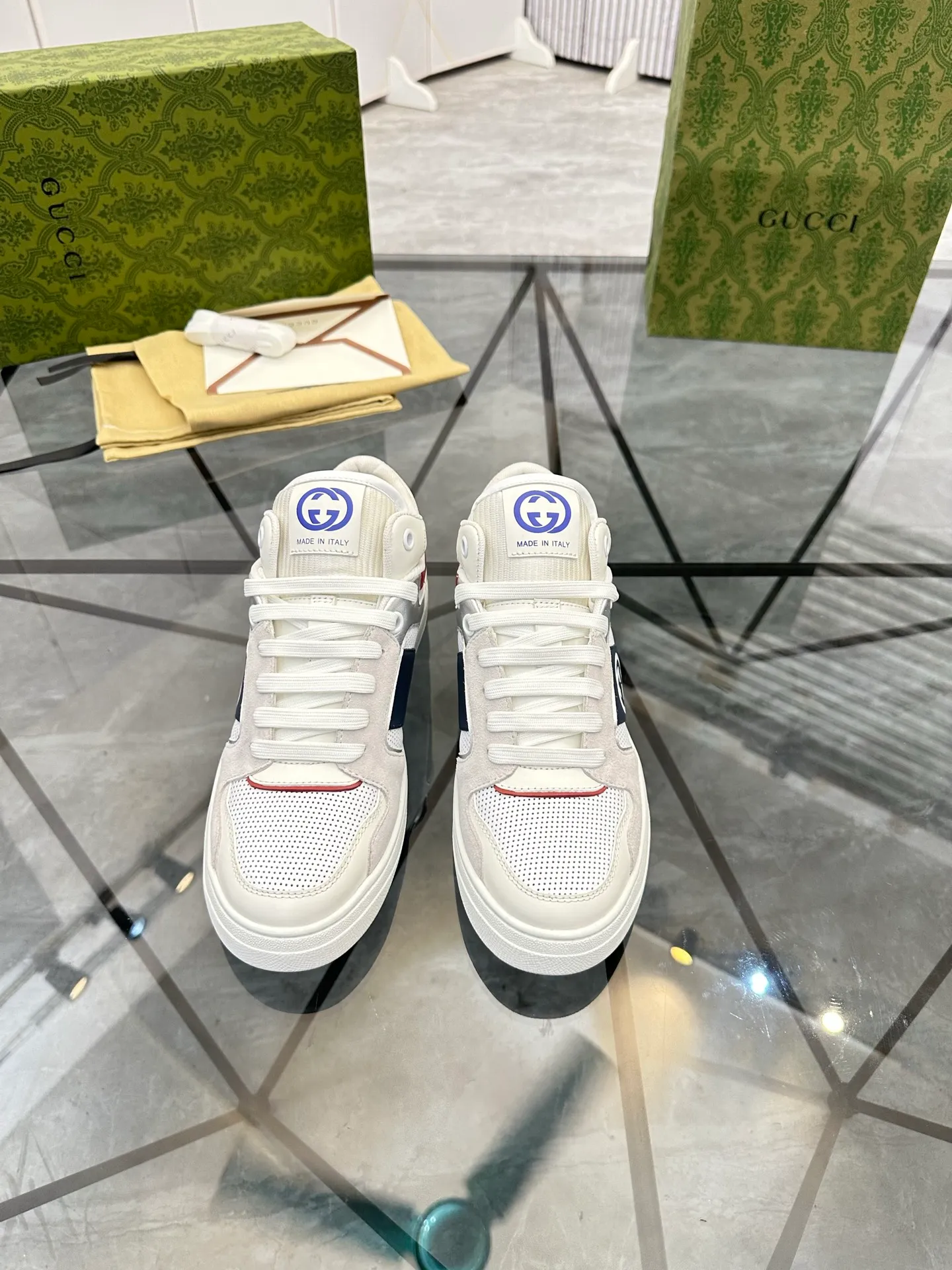Selling men's shoes 💰: 💰P560¥ Top quality Product trademark: Gucci* "Gucci*" low-top casual shoes Regular size: 38-44 (can be customized to 45.46.) Product material: imported first-layer cowhide leather upper, breathable lining, original outsole. No.: 004
